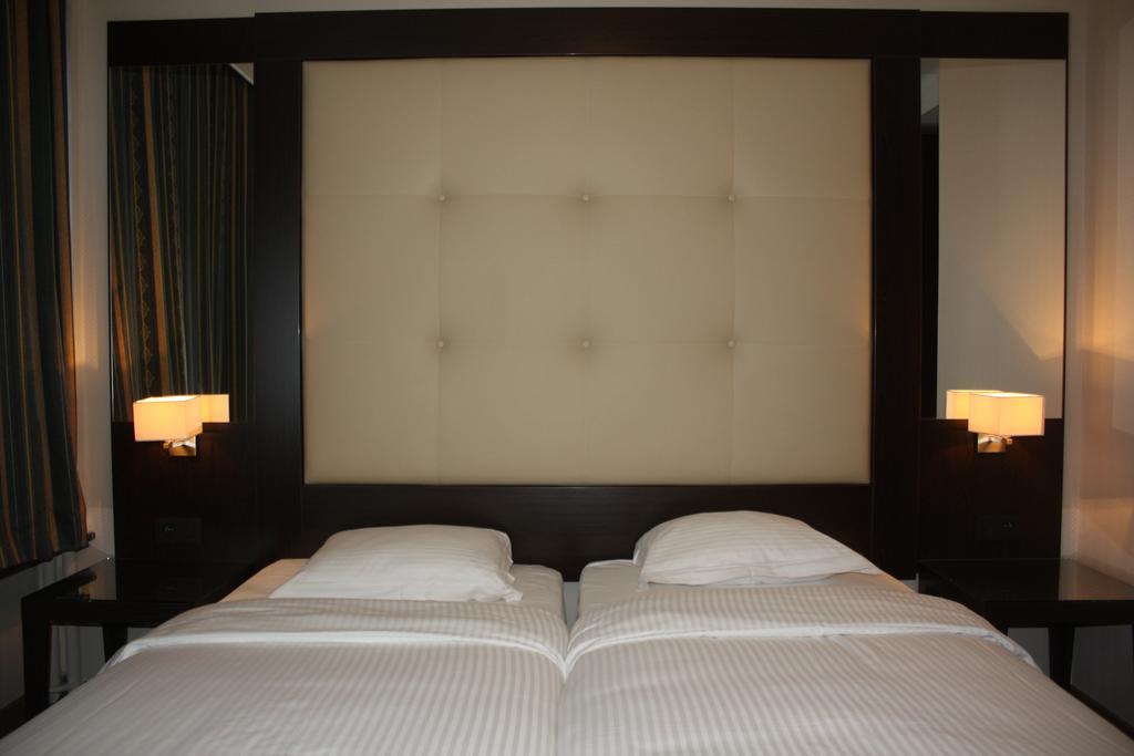 Hotel Plasky Schaerbeek Екстер'єр фото