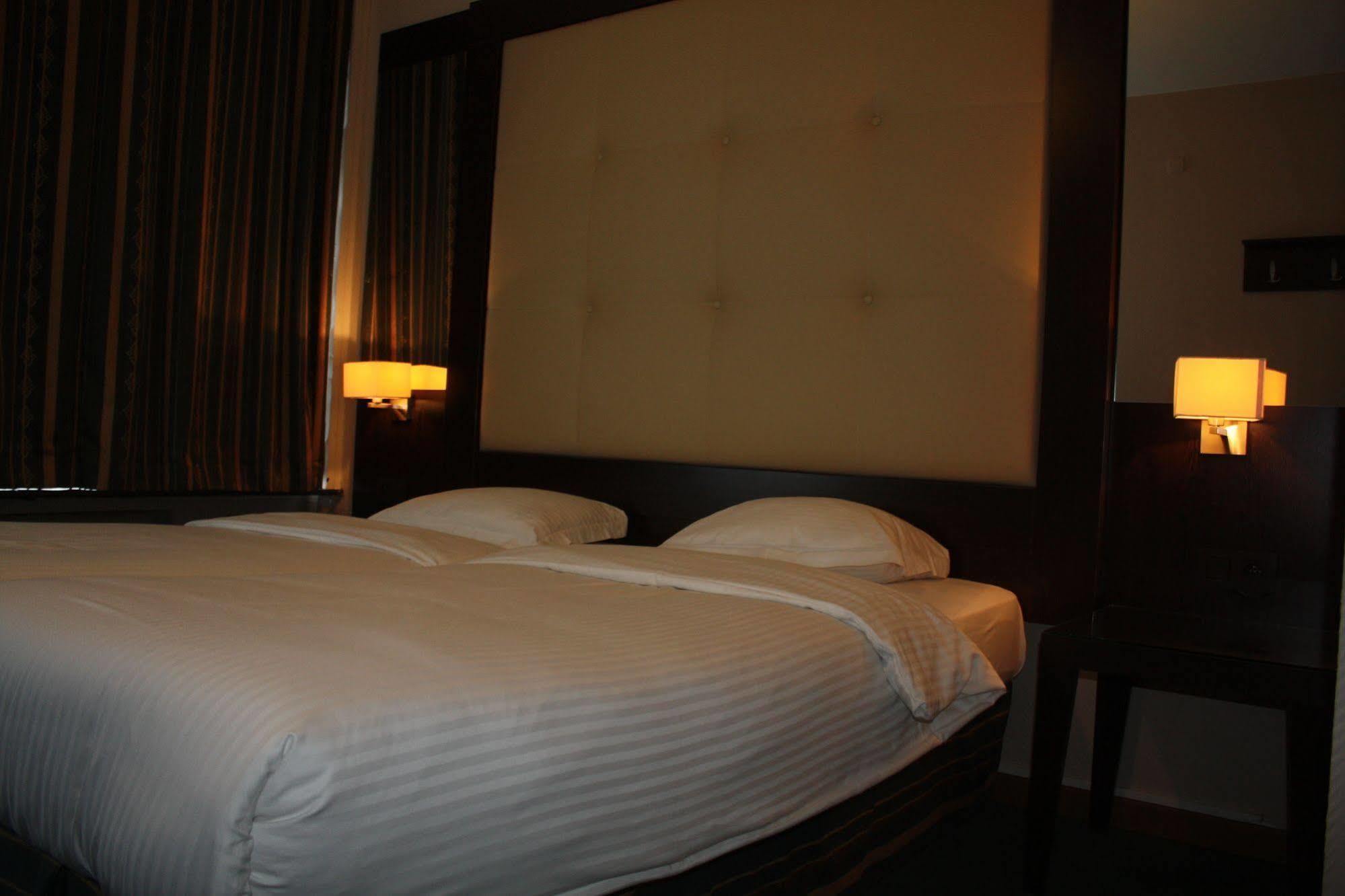 Hotel Plasky Schaerbeek Екстер'єр фото