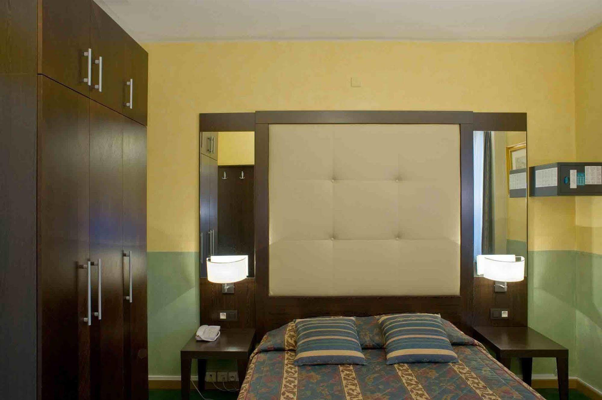 Hotel Plasky Schaerbeek Екстер'єр фото