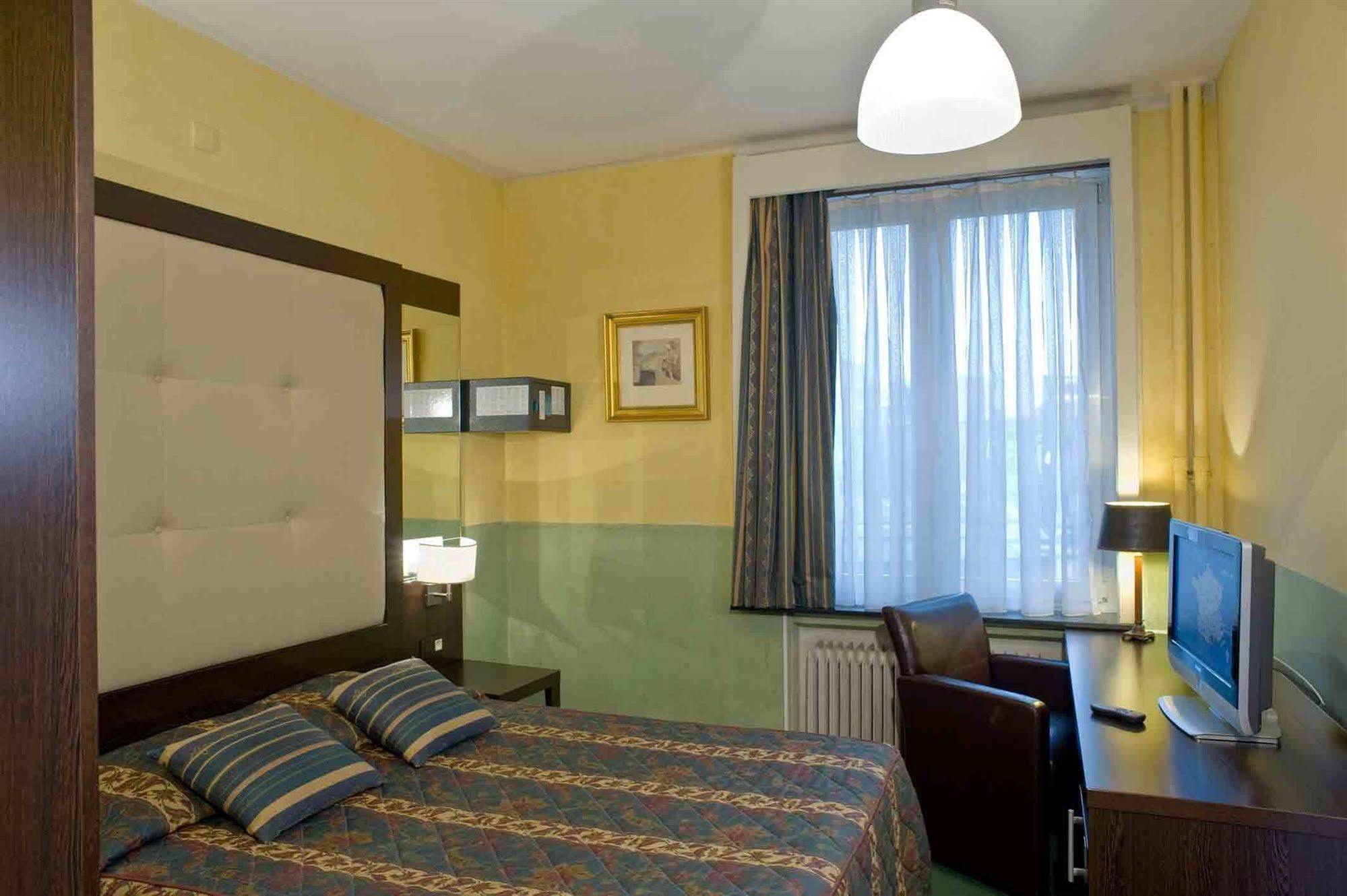 Hotel Plasky Schaerbeek Екстер'єр фото