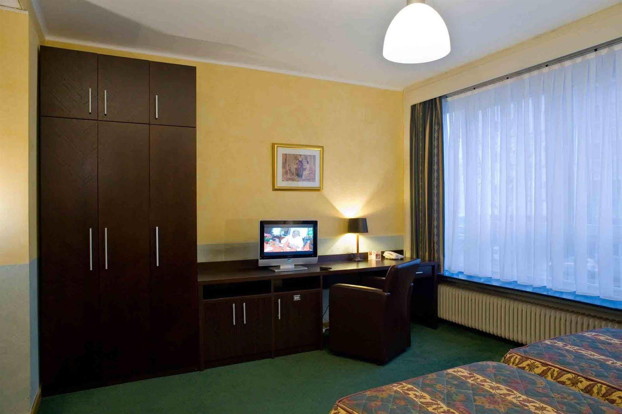 Hotel Plasky Schaerbeek Екстер'єр фото